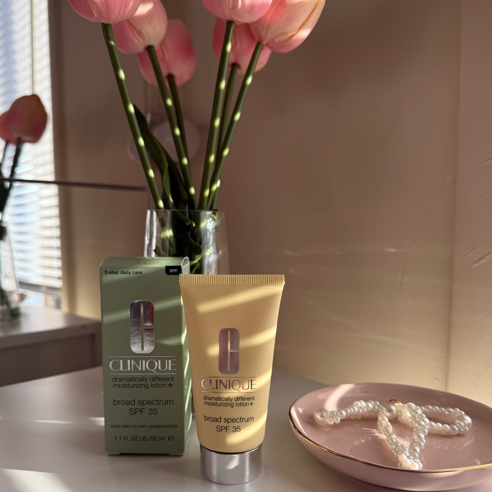 Clinique SPF 35 Moisturizing Lotion in Yellow Tube